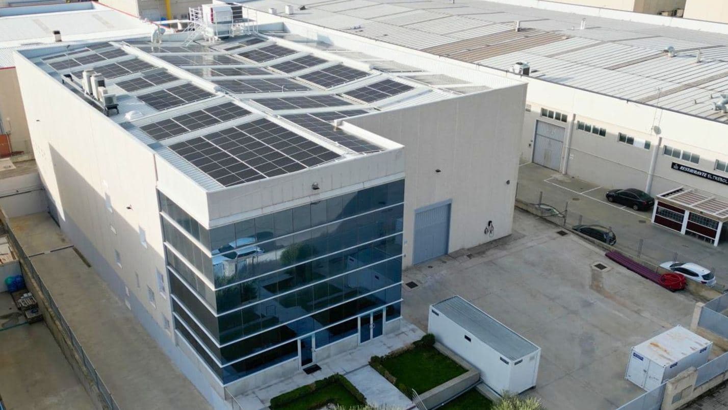Cetil refuerza su compromiso con la sostenibilidad instalando paneles solares y puntos de recarga eléctrica